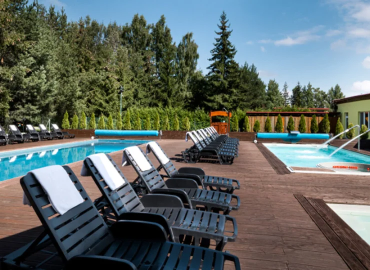 Zewnętrzny kompleks basenowy z leżakami