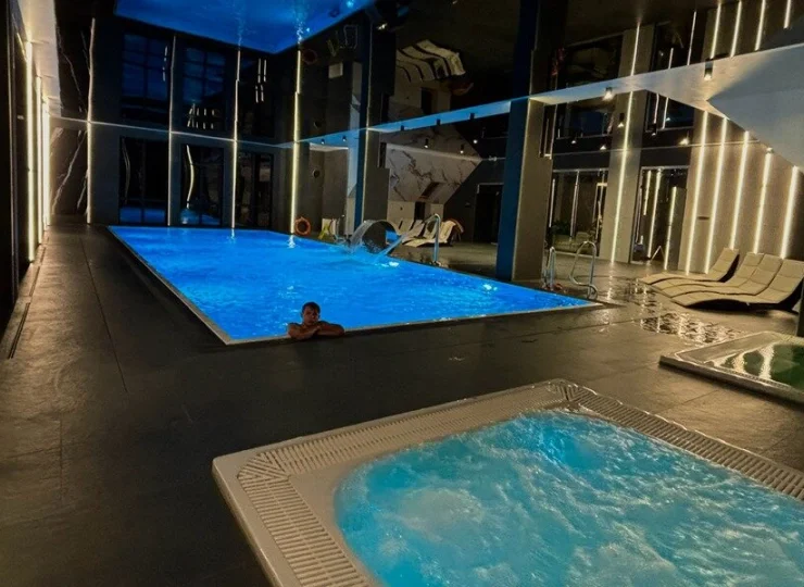 Obok basenu są 2 wanny jacuzzi, rozłożono też leżaki