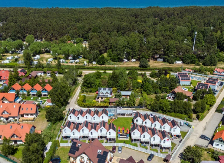 Kompleks Domki Fantazja&Spa Dębki mieści się 800 metrów od plaży