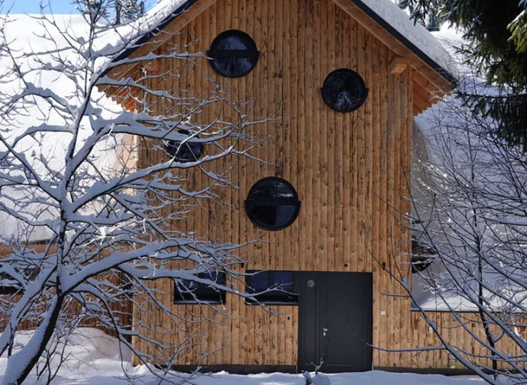 Drewniane budynki resortu idealnie komponują się z otoczeniem