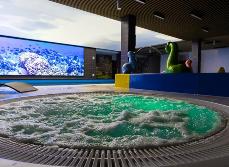 W krytej strefie relaksu można skorzystać z basenu, jacuzzi, sauny i brodzika