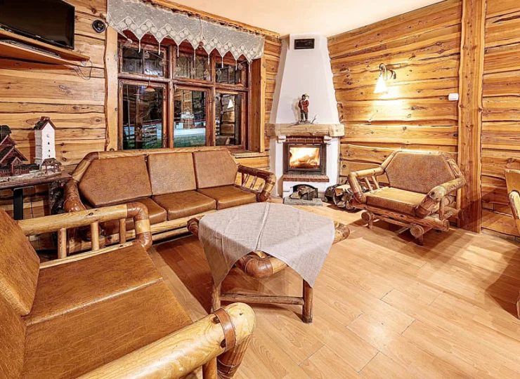 Sala kominkowa jest wyjątkowo klimatyczna w jesienne i zimowe wieczory