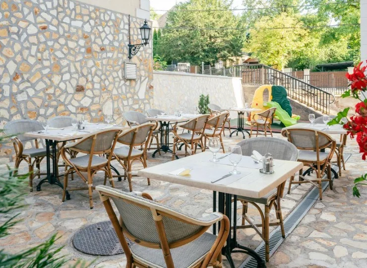 Latem na gości czeka przyjemny zewnętrzny taras