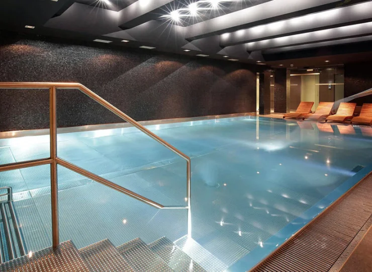 W strefie wellness mieści się elegancki basen relaksacyjny