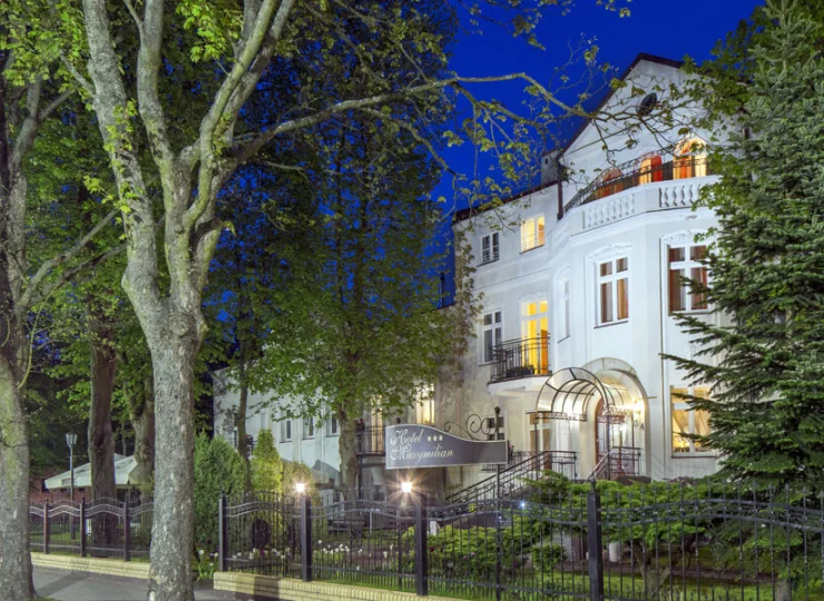 Hotel jest położony przy spokojnej ulicy, zaledwie 200 metrów od plaży