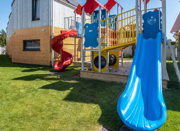 Dla najmłodszych gości przygotowano duży plac zabaw z piaskownicą