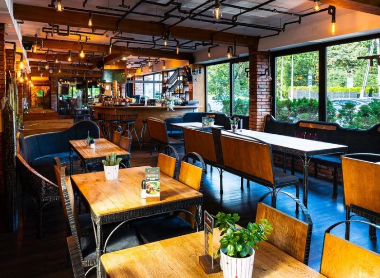 Restauracja ma designerskie, industrialne wnętrza