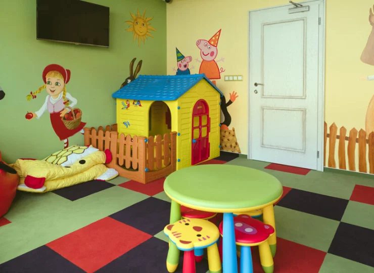 Dzieci znajdą tu kolorowe zabawki i bezpieczną przestrzeń