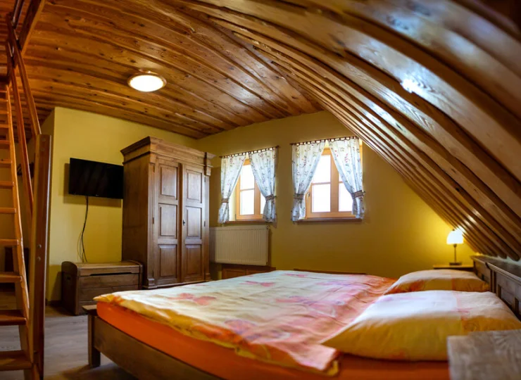 W kolibie znajdują się pokoje 2+2 z antresolą