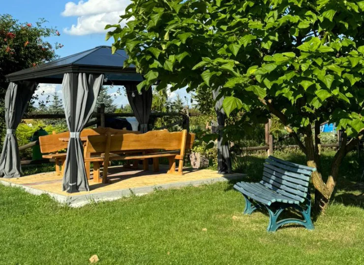 Obiekt jest otoczony zadbanym ogrodem