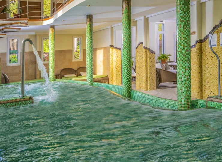 Kryty basen ma liczne atrakcje, na przykład rwącą rzekę