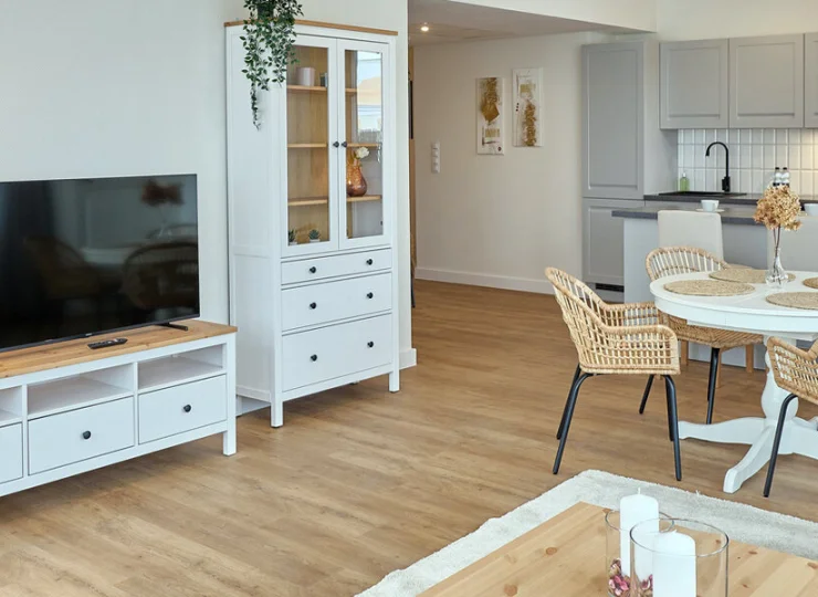 Apartament ma duży salon z aneksem kuchennym i do tego 3 sypialnie