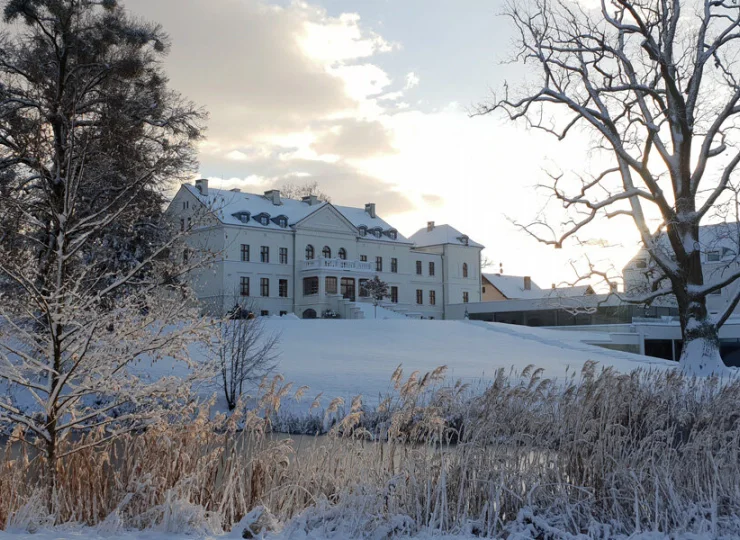 Dwustuletni pałac jest doskonale uzupełniony przez nowo wybudowaną część SPA