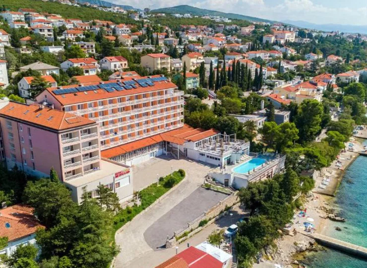 Lokalizacja wprost nad brzegiem Adriatyku to duży atut hotelu