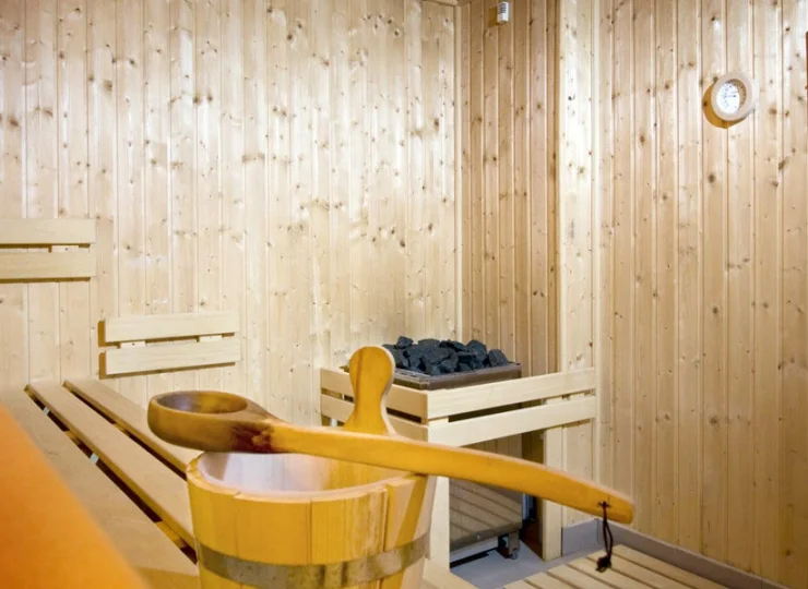 Mieści się tu saunarium i łaźnia oraz rodzinny basen wewnętrzny