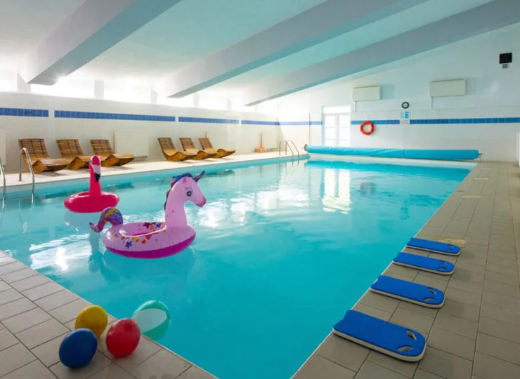 Obiekt posiada kryty basen, a latem 2 baseny zewnęgtrzne