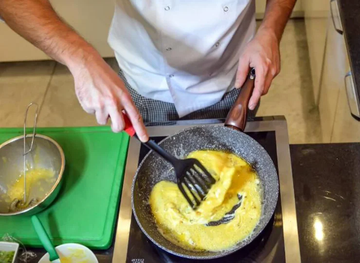 Śniadanie odbywa się w formie bufetu, można też zamówić ciepły omlet