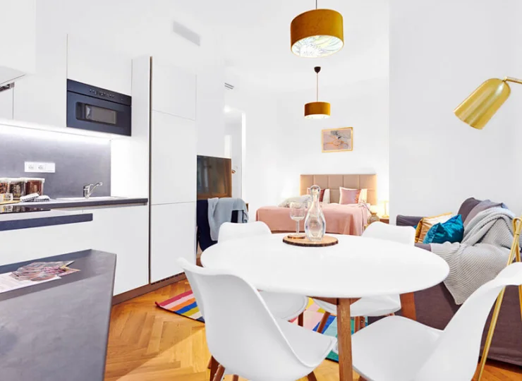 Jest także ekspres do kawy, czajnik, naczynia i sztućce