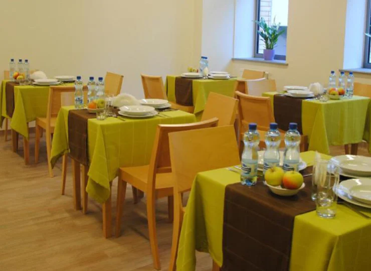 Na terenie obiektu znajduje się jadalnia