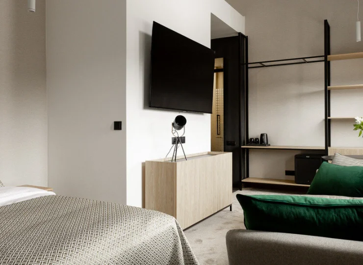 W pokoju superior grand jest podwójne łóżko i rozkładana sofa