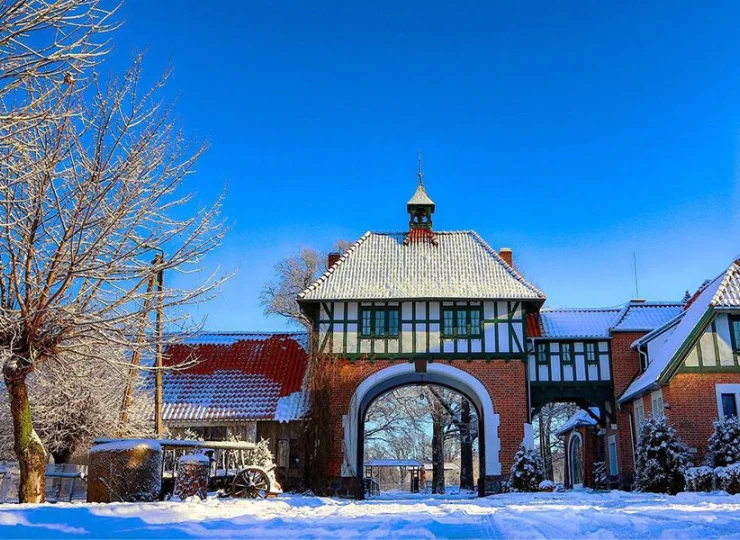 Kadyny Folwark Hotel & SPA*** jest zlokalizowany we wsi Kadyny, pod Elblągiem