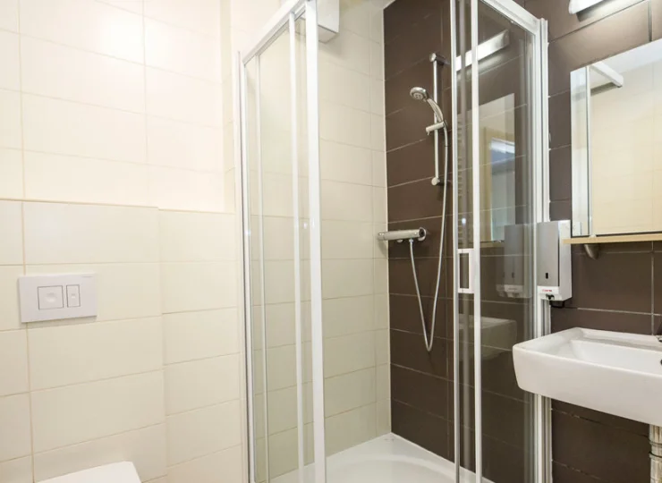 W łazienkach jest prysznic i suszarka do włosów