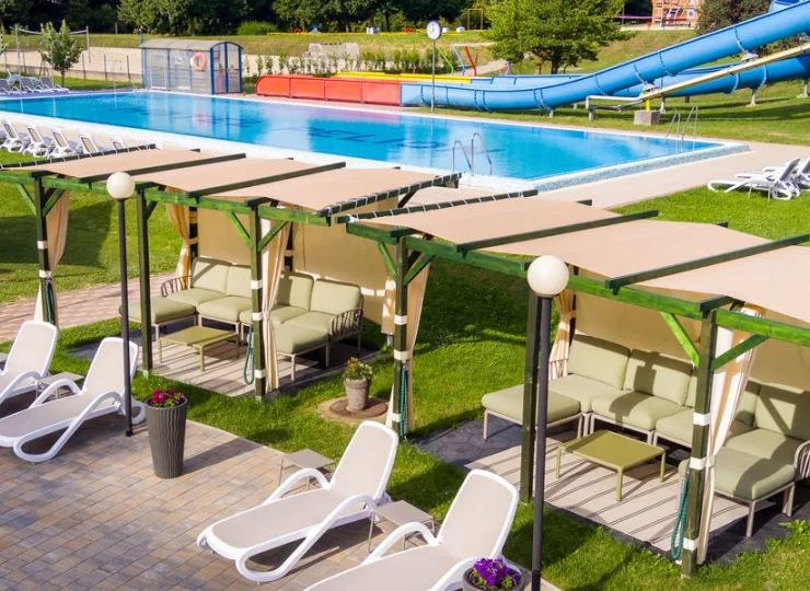 Na terenie aquaparku przygotowano wiele miejsc do odpoczynku