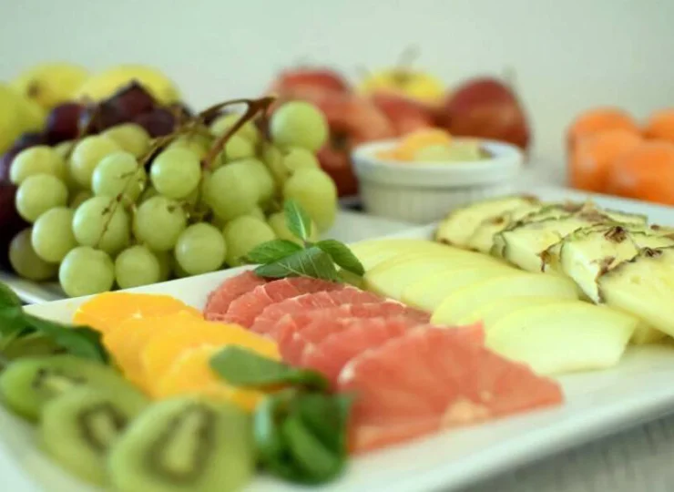 W bufecie śniadaniowym są także owoce