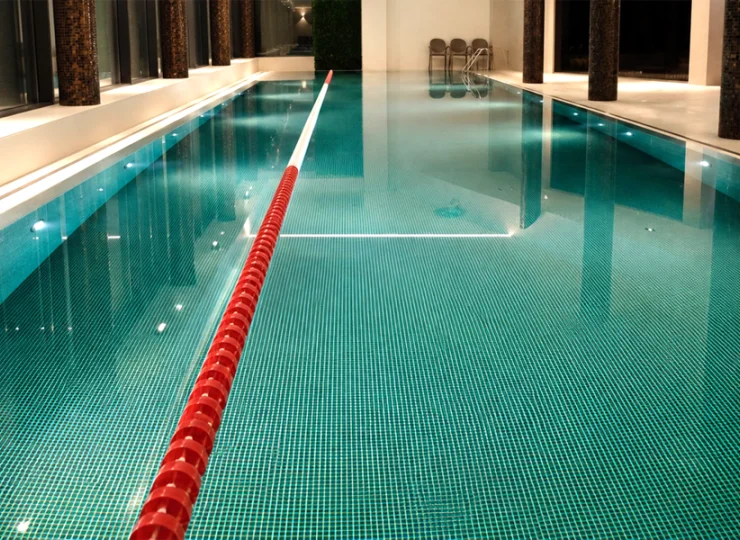 Hotel oferuje strefę wellness z krytym basenem