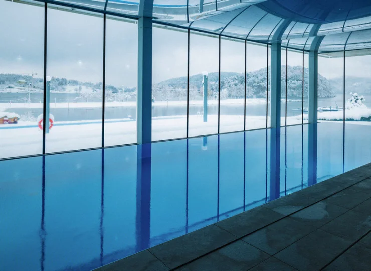 Zimą z basenu widać ośnieżone jezioro