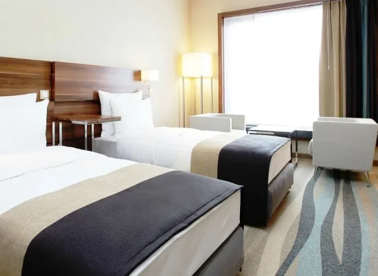 Wszystkie pokoje posiadają duże, otwierane okna