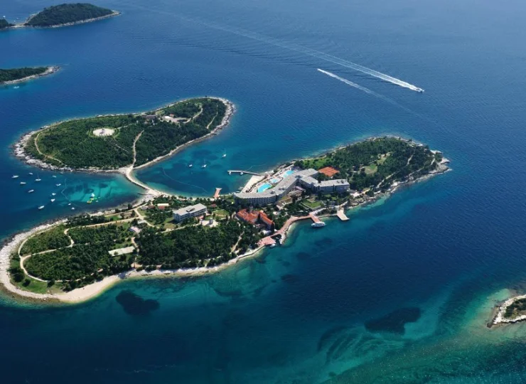 Island Hotel Istra położony jest na malowniczej wyspie św. Andrzeja