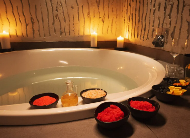 Można zamówić specjalną kąpiel dla dwojga, z butelką prosecco i owocami