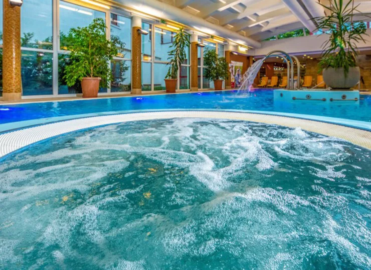 Znajdziemy tutaj kryty basen i jacuzzi