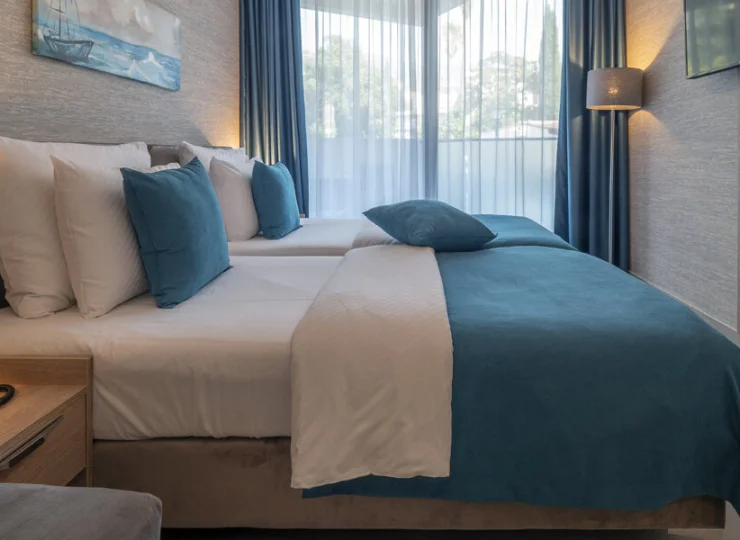 Każdy pokój superior ma własny balkon z widokiem na góry, park lub morze