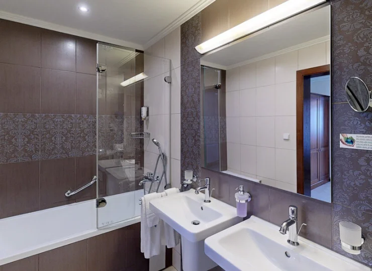 W dwóch apartamentach w łazience jest wanna