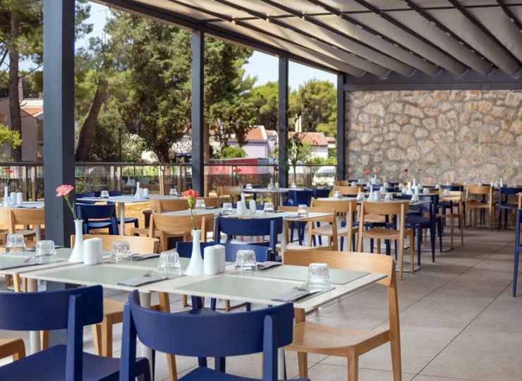 Restauracja ma duży taras, na którym wygodnie zjecie posiłek