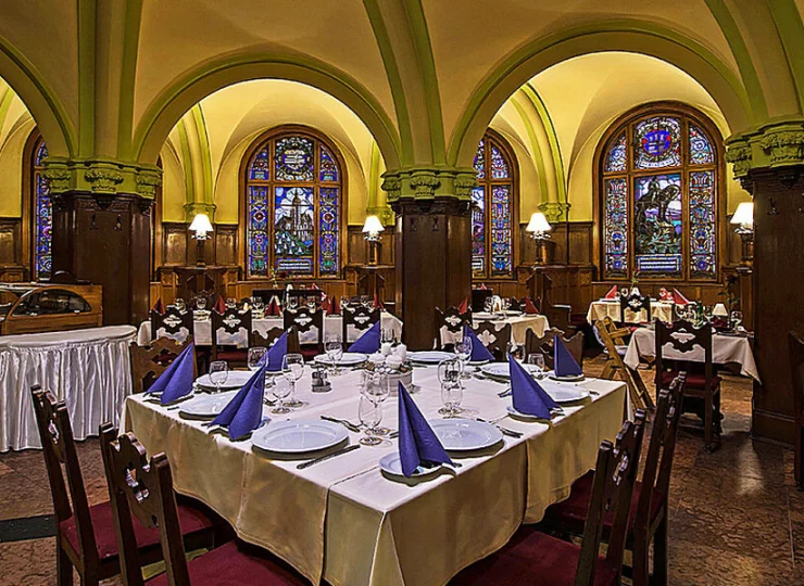 Ozdobą restauracji Matthias są kolorowe witraże