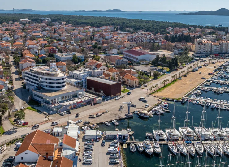 Hotel IN jest położony w centrum Biograd na Moru