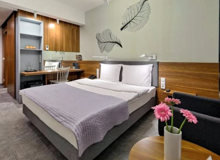 Klimatyzowane wnętrza wyposażono w fotele i stolik kawowy, czajnik, lodówkę