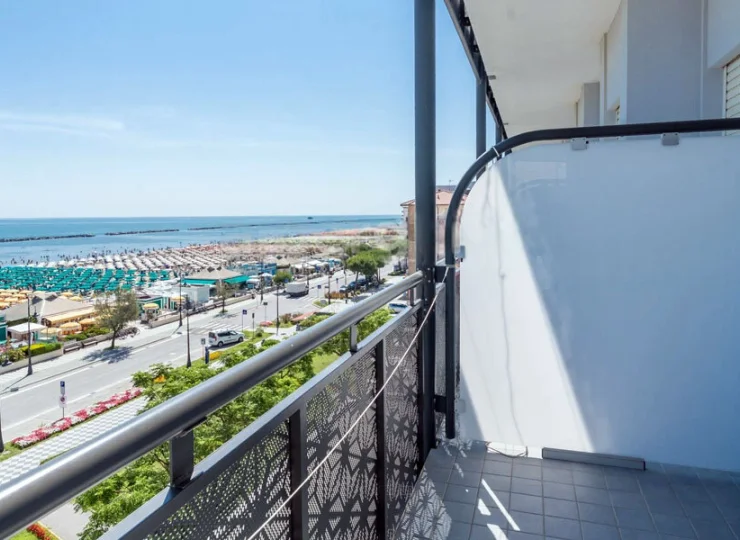 W większości pokoi jest balkon