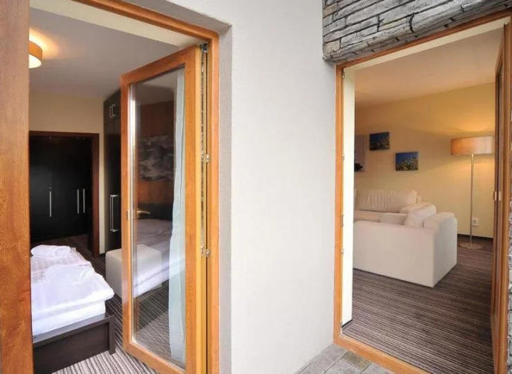 Większość pokoi i apartamentów ma balkon