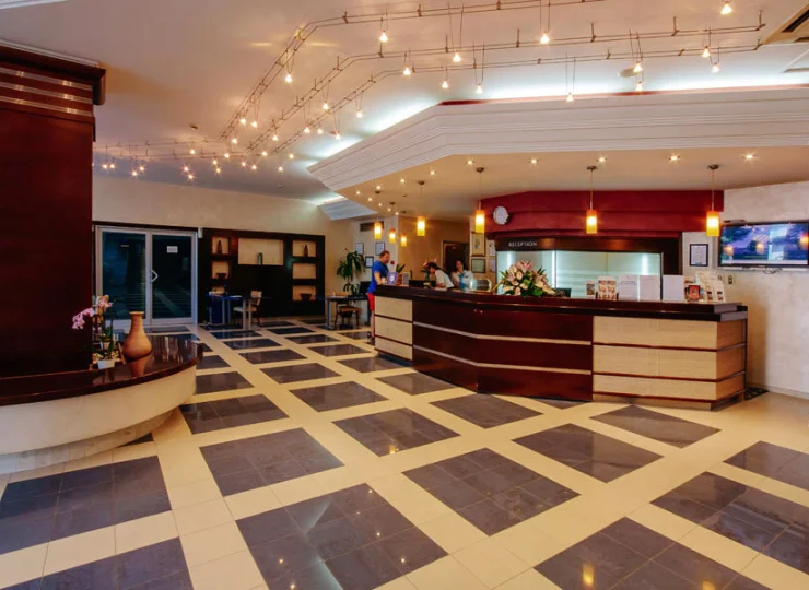 Recepcja resortu jest dostępna całodobowo