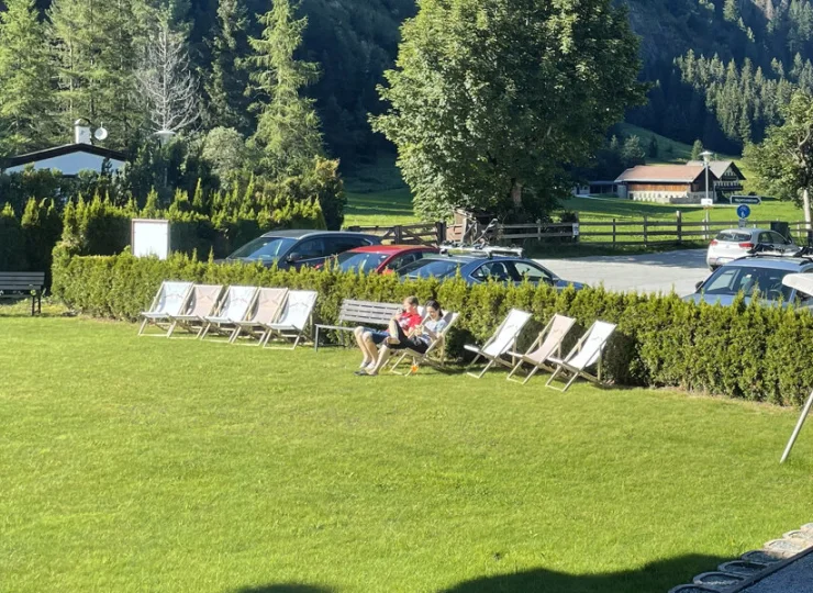 W pogodne dni można relaksować się na hotelowych leżakach