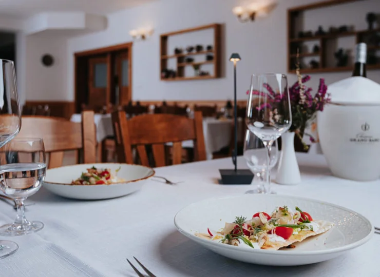 Hotelowa restauracja zaprasza na dania z karty, śniadania i obiadokolacje