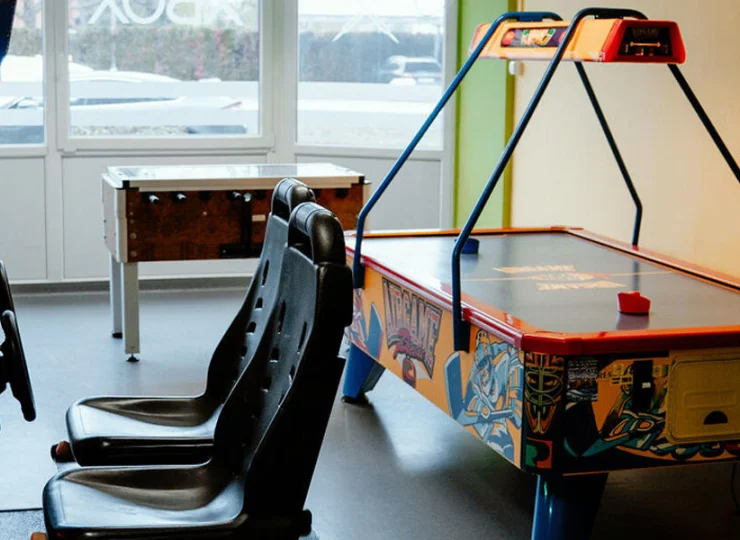 Można się tu rozerwać przy cymbergaju, piłkarzykach i symulatorze