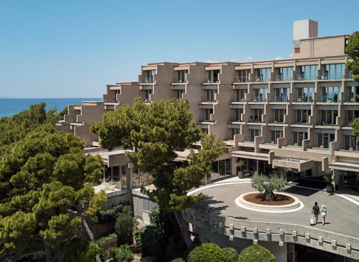 Hotel jest dobrze wkomponowany w otoczenie