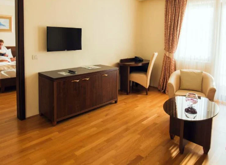 Junior Suite składa się z dwóch pokoi - sypialni i pokoju dziennego z sofą