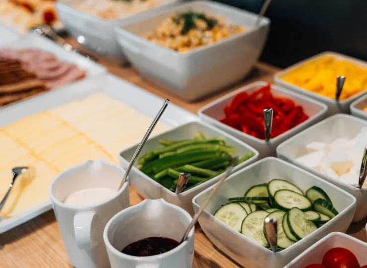 Bufet obfituje w świeże i smaczne składniki