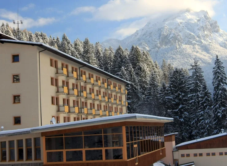 Sprzed hotelu wspaniale prezentuje się Wielki Rozsutec i reszta Małej Fatry